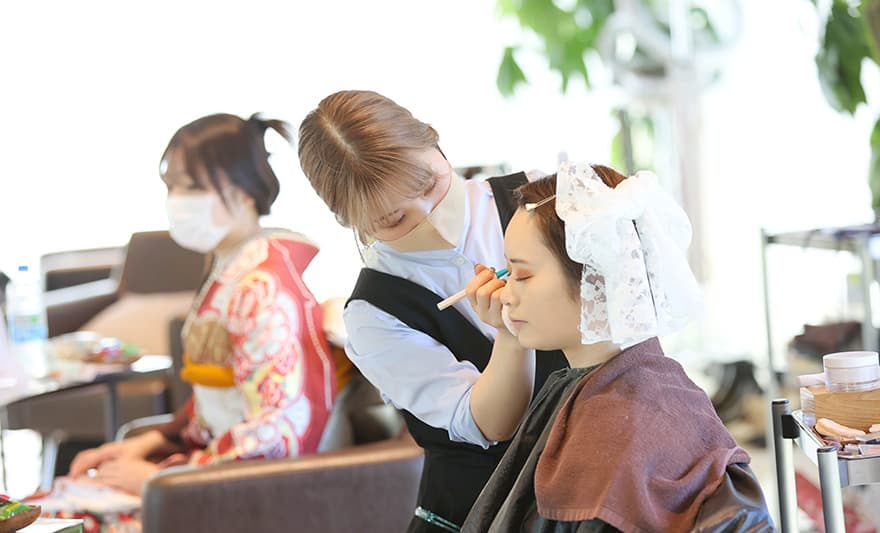 ポイント２：プロが作り上げるヘアメイクで美しく