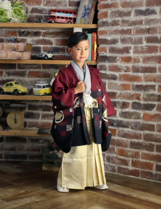 エンジ黒グラデーション×ゴールド袴　5歳