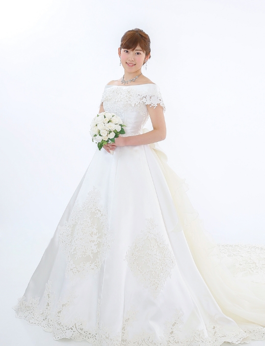 サテン地　オフショルダー